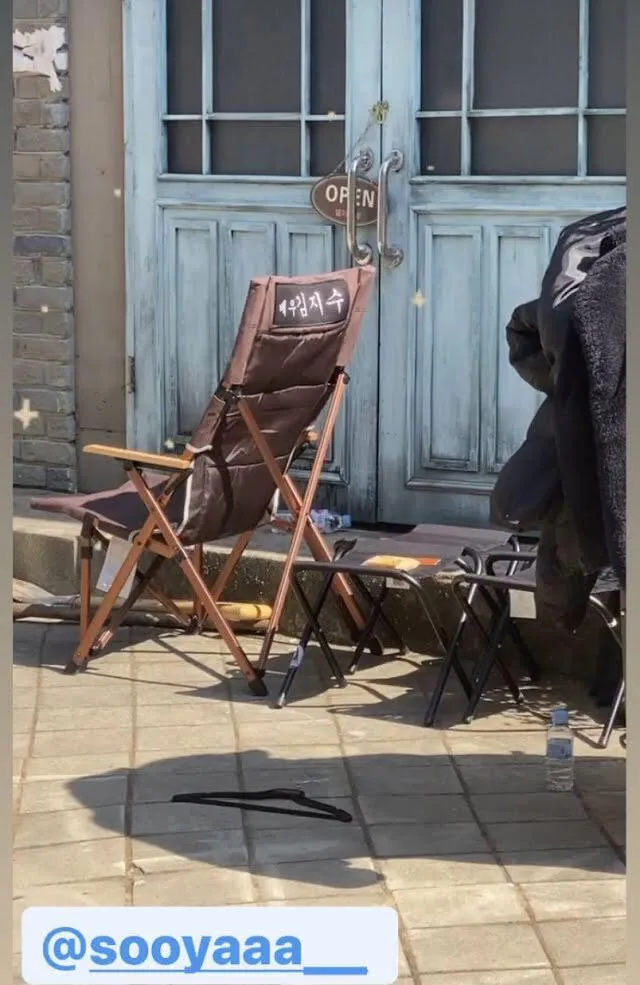 Silla de descanso de Jisoo de BLACKPINK durante rodaje de Snowdrop. Foto: @haesoo_official