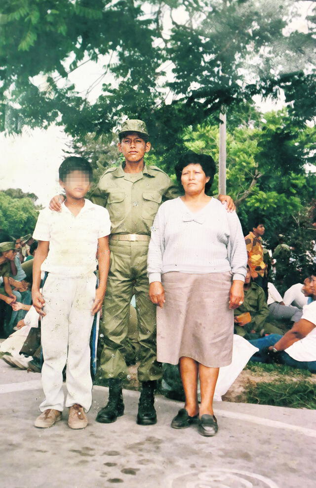 Retrato. Walter Ayala en el servicio militar junto a su madre. Foto: difusión