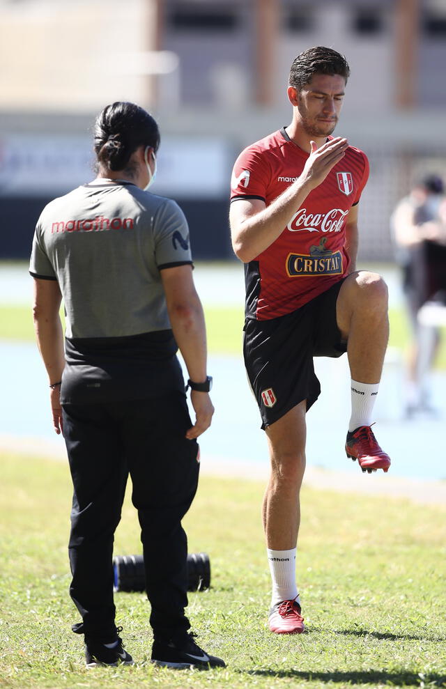Santiago Ormeño, flamante refuerzo de la Blanquirroja, ejercita con la ayuda de una asistente. Foto: Selección Peruana