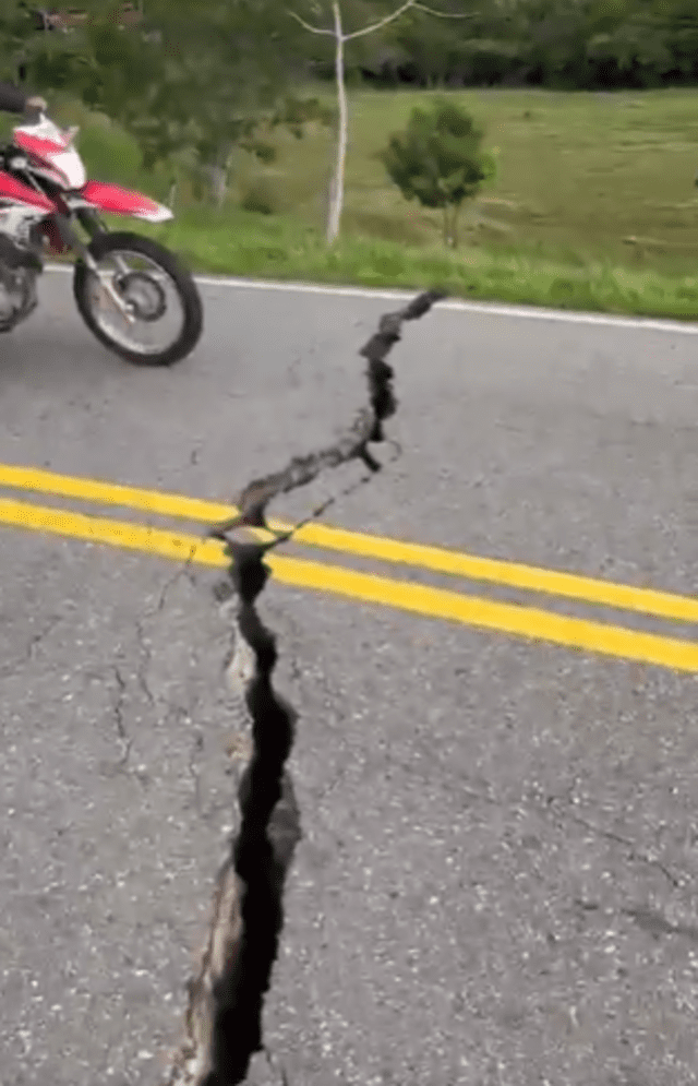 El sismo generó grietas en la carretera Villavicencio-Yopal. Foto:noticiascaracol/x El sismo generó grietas en la carretera Villavicencio-Yopal. Foto:noticiascaracol/x
