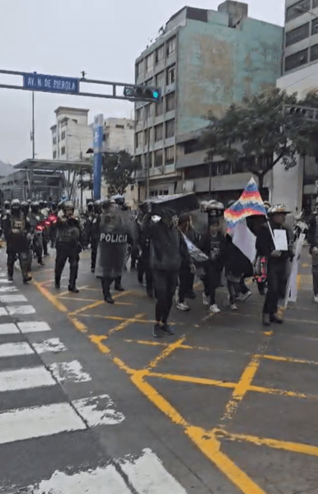 Familiares de las víctimas asesinadas por la inseguridad se movilizan hacia el Palacio de Justicia. Foto: Carlos Alp   