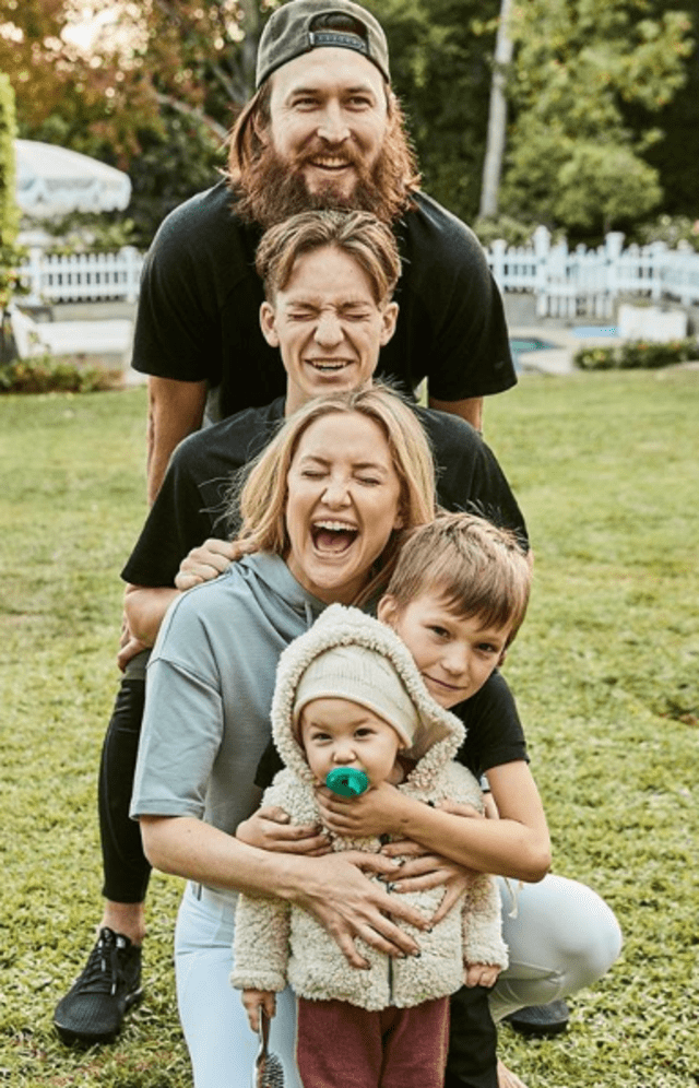 Kate Hudson con sus tres hijos y su novio.