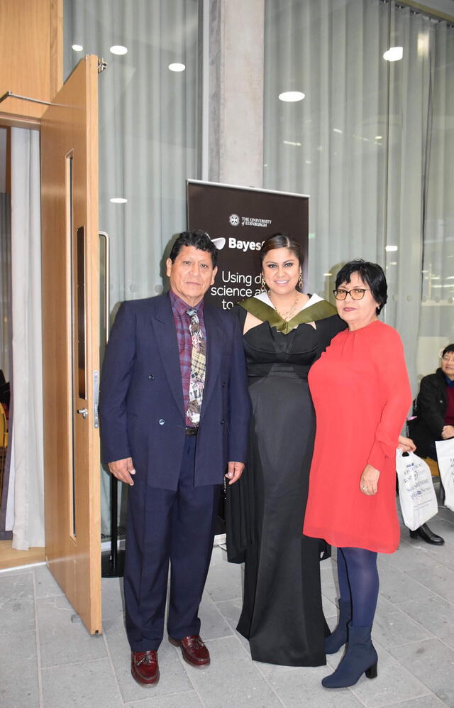 Julita junto a sus padres tras graduarse de la <strong>Universidad de Edimburgo</strong>. Foto: LR/cortesía de Julita Inca   