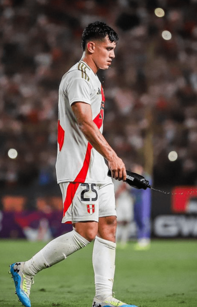 'Tunche' ya sabe lo que es jugar con la camiseta de la selección peruana. Foto: Instagram/José Rivera.   