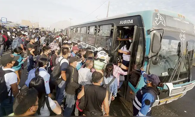 Bloqueos de vías y alarma en comercios en varios puntos de la capital Bloqueos de vías y alarma en comercios en varios puntos de la capital