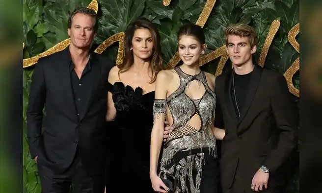 Investigan la muerte del hijo de Cindy Crawford