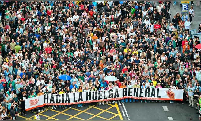 “Hacia la huelga general”: decenas de miles de personas protestan en España y exigen soluciones a la crisis de vivienda