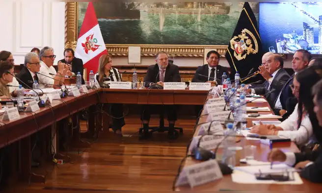 Comisión de Constitución aprueba dictamen que incluye 7 puntos adicionales a la de Diputados Comisión de Constitución aprueba dictamen que incluye 7 puntos adicionales a la de Diputados
