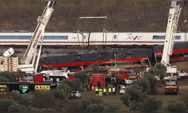 España busca víctimas entre los trenes destrozados mientras crece la presión sobre el Gobierno de Pedro Sánchez