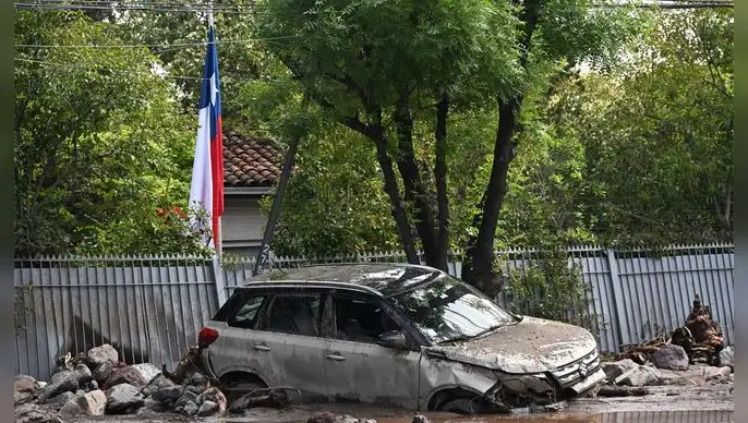 Una fuerte tormenta eléctrica azotó Santiago de Chile, generando lluvias torrenciales y granizo que inundaron calles y viviendas, lo que llevó a declarar alerta roja.