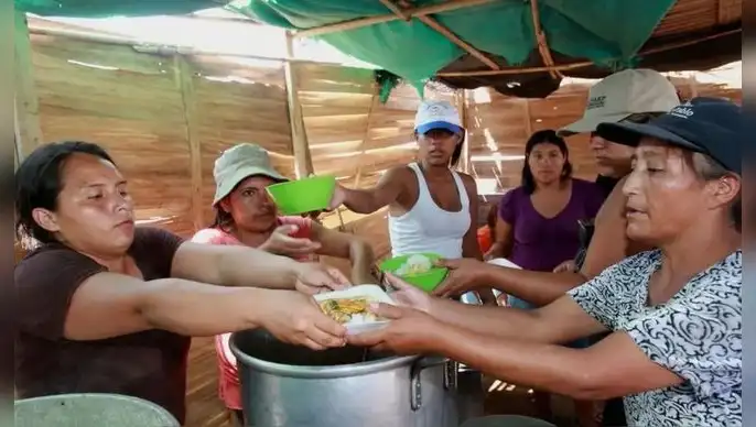 El Fenómeno El Niño Costero impacta el suministro de alimentos en Perú, causando preocupaciones sobre la producción agrícola y un aumento de precios en productos clave como el tomate y la arveja verde.
