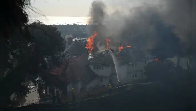Incendio forestal arrasa el sur de California. Foto: AFP Incendio forestal arrasa el sur de California. Foto: AFP