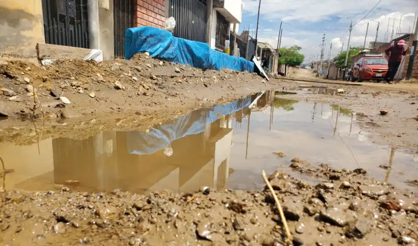  Otras quebradas urbanas también se desbordaron y complicaron la situación en Cayma y Cerro Colorado; el lodo ingresó a zonas residenciales. | Foto: Mirelia Quispe/La República.    