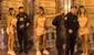 Gabriela Serpa causa sensación entre grupo de policías y hacen fila para tomarse fotos con ella