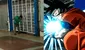 Facebook viral: chico ebrio intenta abrir puerta de tienda con un ‘Kamehameha’ y genera risas de fans [VIDEO] 