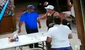 “¿Te quieres morir?”: presunto extorsionador mata a dos hombres al irrumpir en cafatería [VIDEO]