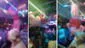 Joven disfrazado de Peppa Pig se trepa al pasamanos y baila en trencito con niños y adultos