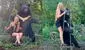 Oso negro sorprende en las redes sociales al mostrar cariño a una joven y columpiarse con ella