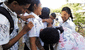¿Recuerdas el rayado de camisas, la tradicional costumbre de los escolares para decir adiós al colegio?