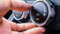 ¿Qué significa y para qué sirve la flecha dentro de un coche en el sistema de aire acondicionado?