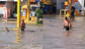 "Son buenos amigos": niño cruza la calle con perrito en brazos tras intensas lluvias en Piura