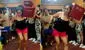 Peruana baila huayno con caja de cerveza al hombro y desata furor con sus pasos