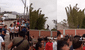 “Punta, tacón; punta, tacón”: joven no se hace problemas y cruza inundación caminando sobre pared