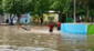 Niños nadan en laguna que formó la lluvia en parque de Piura