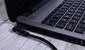 ¿Es bueno o malo dejar el cargador de la laptop conectado todo el tiempo?
