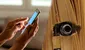 ¿Cómo descubrir con tu teléfono si hay una cámara oculta en una habitación? Te enseñamos