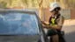 ¿Un policía puede detenerme y pedirme que baje del carro durante una intervención vehicular?