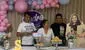 Hijos sorprenden a su mamá en su cumpleaños con temática de “Nunca más”: “Que se hagan la prueba de ADN”