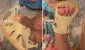 Corta zapatos de su hija y los convierte en sandalias para que le calcen: “No me va a tragar la pobreza”