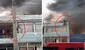 Cercado de Lima: hombre lanzó a perritos del techo durante incendio para salvarlos