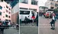 "La unión hace la fuerza": Hombres cargan y sacan camioneta estacionada cerca de incendio en SJL