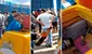 ¡Negocio es negocio! Heladero sorprende al vender cerveza con su triciclo durante procesión