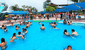 4 piscinas gigantes con toboganes para visitar en verano 2024: ¿cuánto cuesta y cómo llegar?