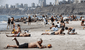 Este distrito de Lima sur ofrecerá sombrillas gratuitas en 2025, pero bañistas afirman que no hay suficientes para verano