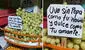 Comerciante peruana de uvas sorprende con ingenioso letrero: “Sin ‘pepa’ como tu novio”