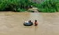 Niños y adultos mayores cruzan río sobre cámaras de llanta ante colapso de puente artesanal