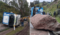 Chofer vuelca camión en la Carretera Central para esquivar roca gigante y se salva de milagro en Jauja