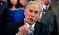 Duro golpe de Greg Abbott: gobernador firma resolución que elimina este fundamental derecho para los inmigrantes en Texas