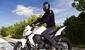 Tips clave de seguridad para manejar una moto en zonas urbanas con alto tensito vehicular y evitar accidentes