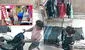 Cámaras captan a mujer robando prendas de US$500 con bebé en coche en Tumbes