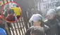 Vecinos se agarran a golpes tras colocación de rejas en vecindario de San Martín de Porres