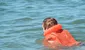 Niña de 5 años salva a su mamá de morir ahogada en Francia: logró mantenerla a flote con su chaleco inflable