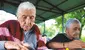Adultos mayores de 65 años no deberían ducharse a diario: expertos recomiendan hacerlo dos o tres veces por semana