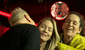 Raúl Romero protagonizó romántico momento con su esposa Carolina García en su show y público reaccionó: "Beso chupón"