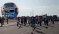 Panamericana Sur bloqueada: protesta de mineros deja vehículos varados y pasajeros heridos por ataque a buses en Ica